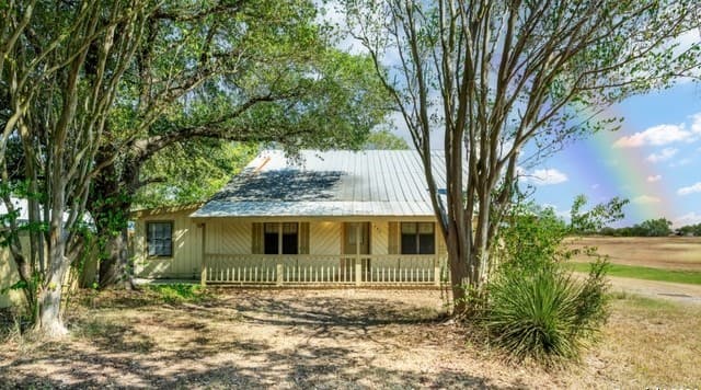 3-bedroom rental at 795 S State Highway 16 in Jourdanton, TX — photo 1