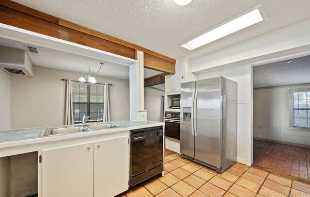 3-bedroom rental at 795 S State Highway 16 in Jourdanton, TX — photo 5