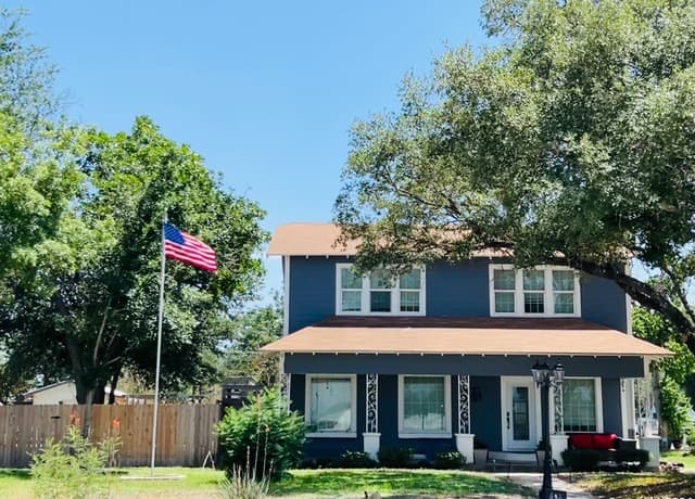 5-bedroom rental at 300 E Church St in Three Rivers, TX — photo 2