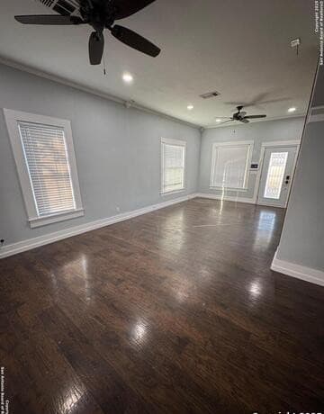 5-bedroom rental at 300 E Church St in Three Rivers, TX — photo 5