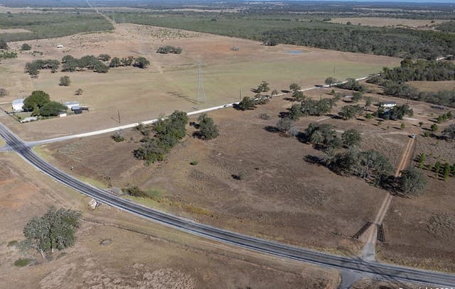 rental at 2991 Cr 442 in Stockdale, TX — photo 3