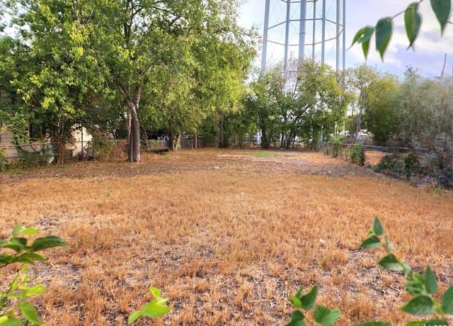 rental at 1026 W Vestal Pl in San Antonio, TX — photo 2