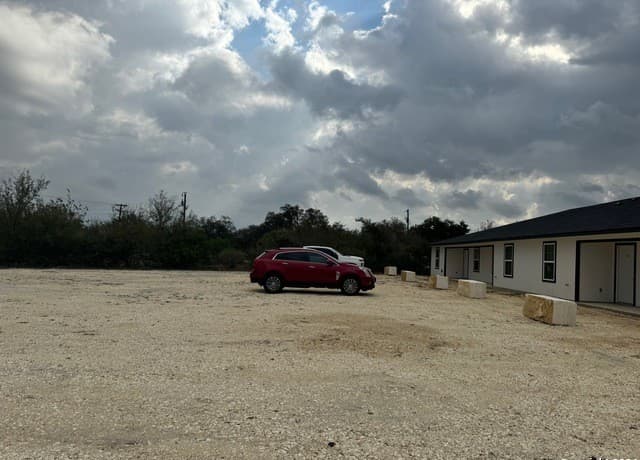 rental at 1006 County Road 4516 in San Antonio, TX — photo 5
