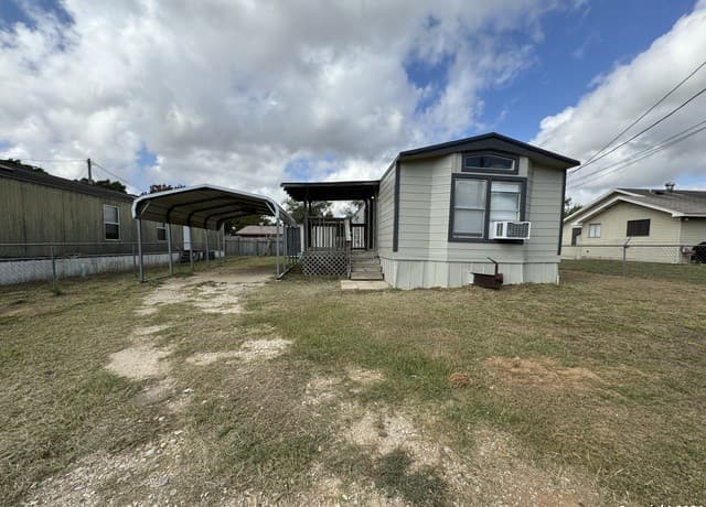 2-bedroom rental at 1217 Southway in Pleasanton, TX — photo 1