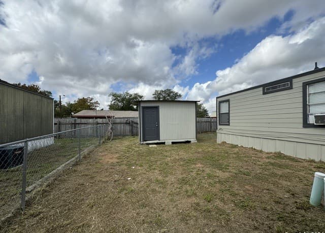 2-bedroom rental at 1217 Southway in Pleasanton, TX — photo 3