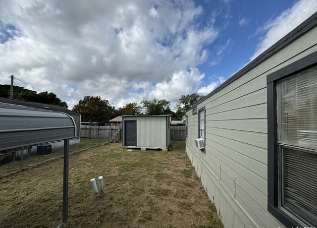 2-bedroom rental at 1217 Southway in Pleasanton, TX — photo 5