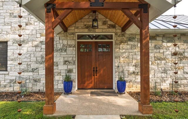 3-bedroom rental at 732 Salt Grass Trail in Bandera, TX — photo 2