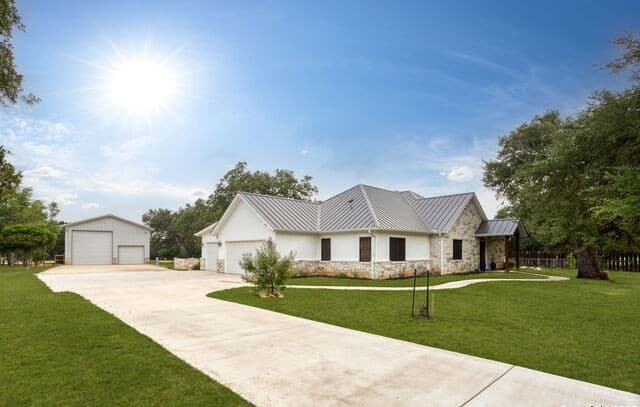 3-bedroom rental at 732 Salt Grass Trail in Bandera, TX — photo 3