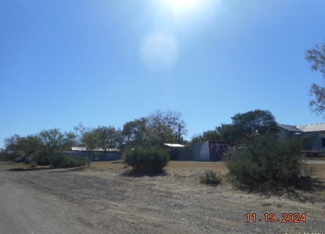 rental at 1214 Magnolia in Jourdanton, TX — photo 4