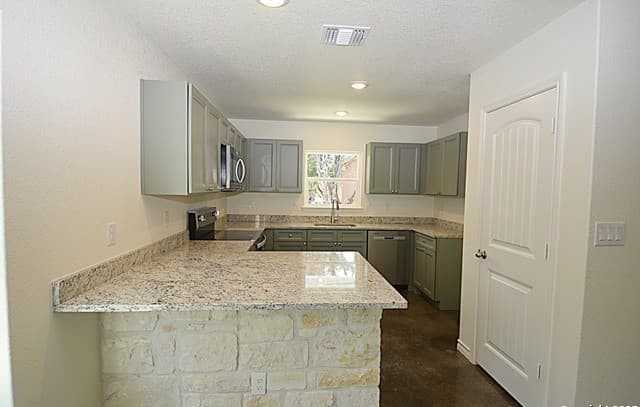 3-bedroom rental at 216 Remington Rd in Spring Branch, TX — photo 3