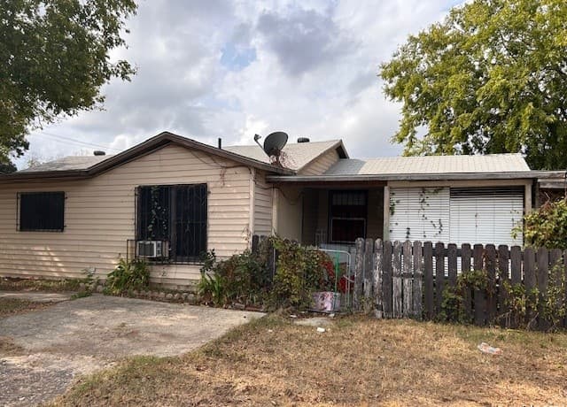 3-bedroom rental at 1035 Dakota St in San Antonio, TX — photo 4