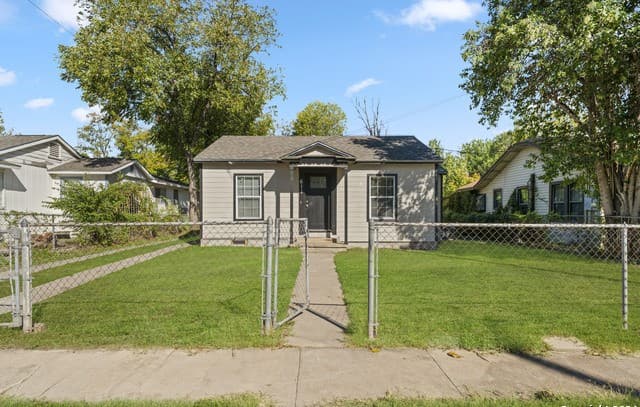 3-bedroom rental at 611 Kirk Pl in San Antonio, TX — photo 3