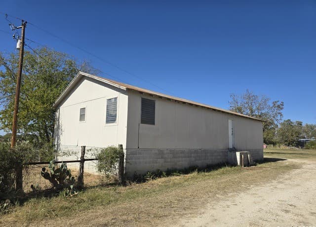 rental at 0 County Road 664 in Devine, TX — photo 5