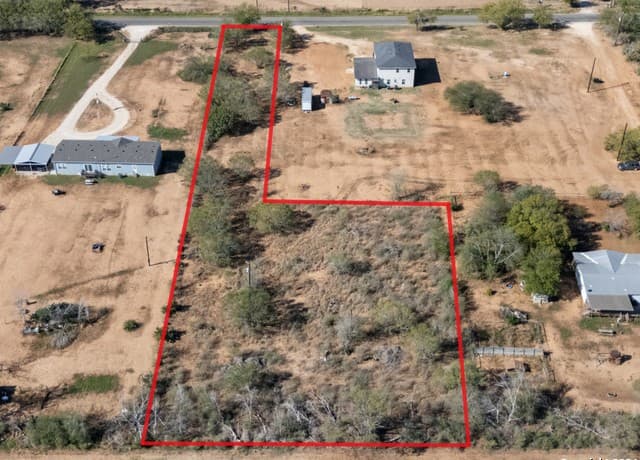 rental at 2240 County Road 5710 in Devine, TX — photo 1
