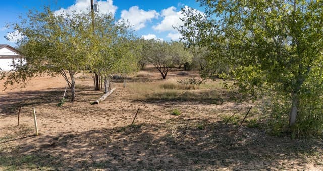 rental at 2240 County Road 5710 in Devine, TX — photo 2