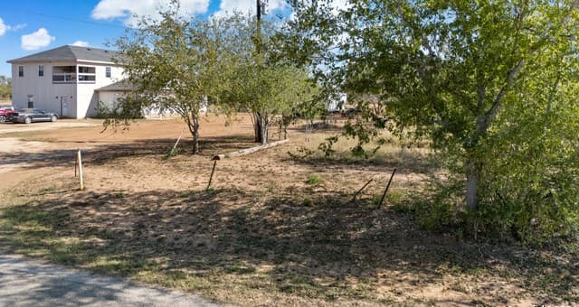 rental at 2240 County Road 5710 in Devine, TX — photo 3