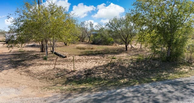 rental at 2240 County Road 5710 in Devine, TX — photo 4