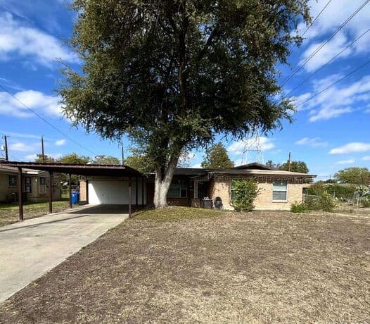 3-bedroom rental at 4811 Hershey in San Antonio, TX — photo 1