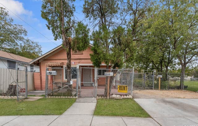 rental at 2311 El Paso St in San Antonio, TX — photo 1
