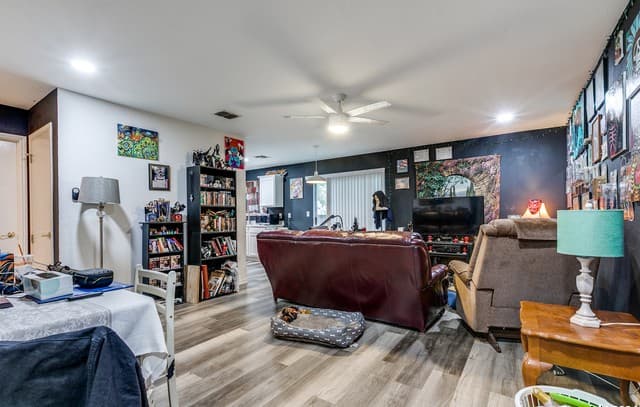 2-bedroom rental at 6807 Cougar Clf in San Antonio, TX — photo 4