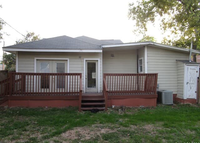 3-bedroom rental at 401 Princeton Ave in San Antonio, TX — photo 2