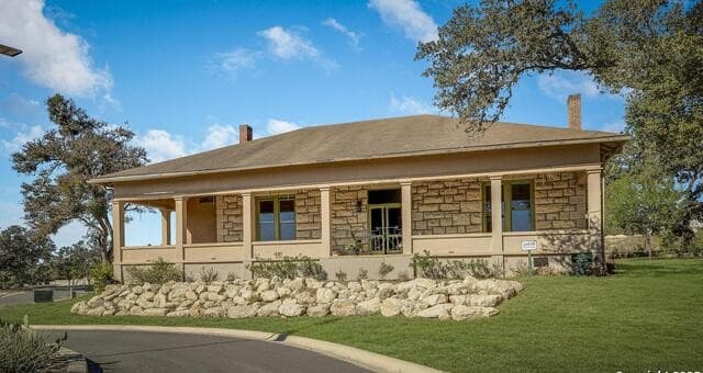 2-bedroom rental at 24626 Cliff Line in San Antonio, TX — photo 4