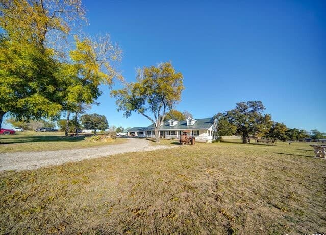 4-bedroom rental at 3010 E FM 1518 South in St Hedwig, TX — photo 2