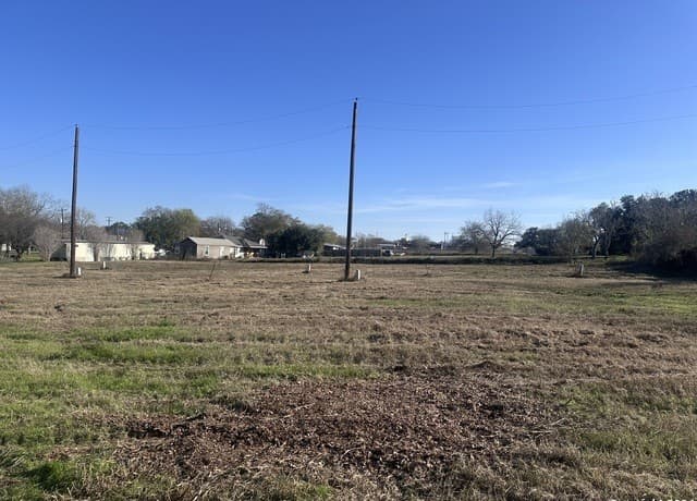 rental at 610 S 8th St in Stockdale, TX — photo 4