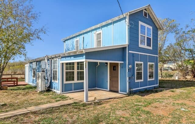4-bedroom rental at 132 Renfro Dr in Devine, TX — photo 1