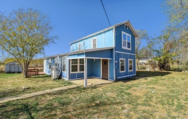 4-bedroom rental at 132 Renfro Dr in Devine, TX — photo 2