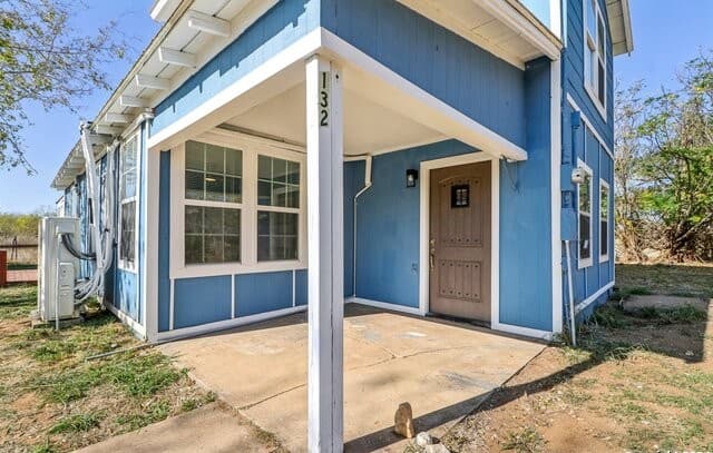 4-bedroom rental at 132 Renfro Dr in Devine, TX — photo 4
