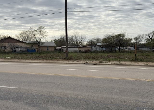 rental at 0 Hwy 97 in Jourdanton, TX — photo 2