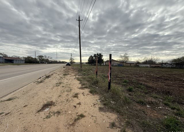 rental at 0 Hwy 97 in Jourdanton, TX — photo 4