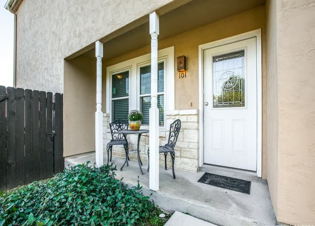 3-bedroom rental at 3202 Eisenhauer Rd Unit 101 in San Antonio, TX — photo 2