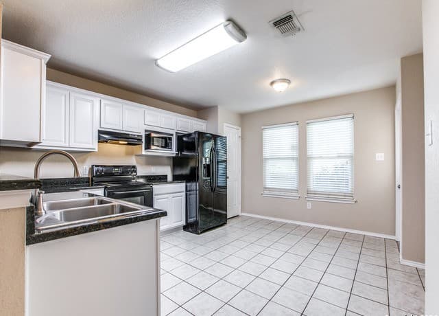 3-bedroom rental at 3202 Eisenhauer Rd Unit 101 in San Antonio, TX — photo 3