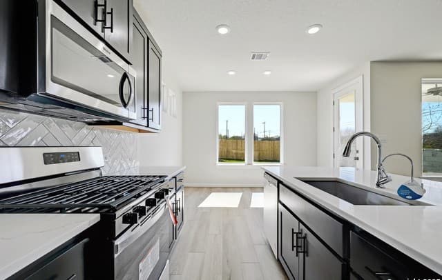 3-bedroom rental at 6002 Calgary Park in San Antonio, TX — photo 4