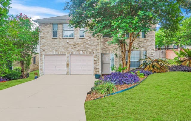 4-bedroom rental at 3002 Fall Way in San Antonio, TX — photo 2