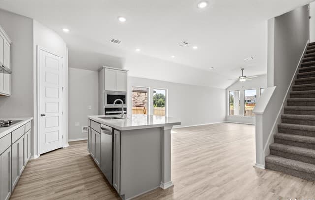 4-bedroom rental at 283 W Ainslie Street in Castroville, TX — photo 5