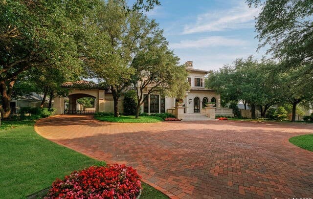 4-bedroom rental at 200 Geneseo Rd in Terrell Hills, TX — photo 2