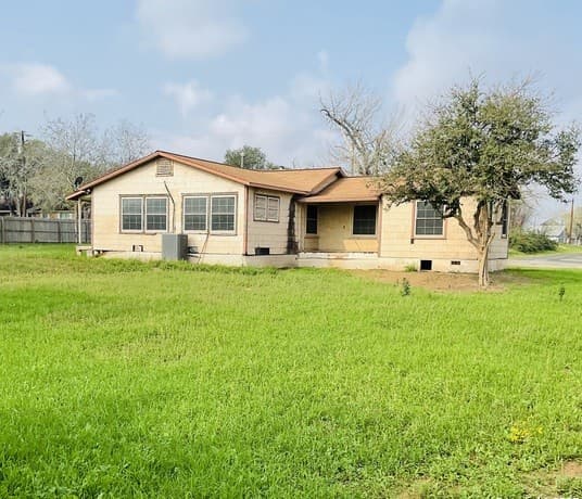 3-bedroom rental at 524 E St in Floresville, TX — photo 1
