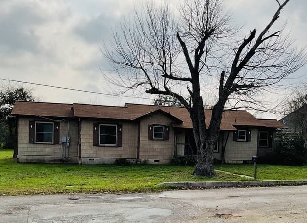 3-bedroom rental at 524 E St in Floresville, TX — photo 2