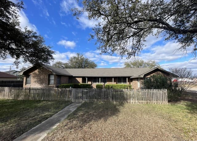 3-bedroom rental at 506 30th St in Hondo, TX — photo 2