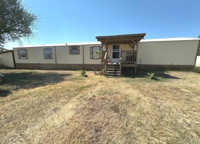 4-bedroom rental at 240 Lakeview in Pleasanton, TX — photo 1