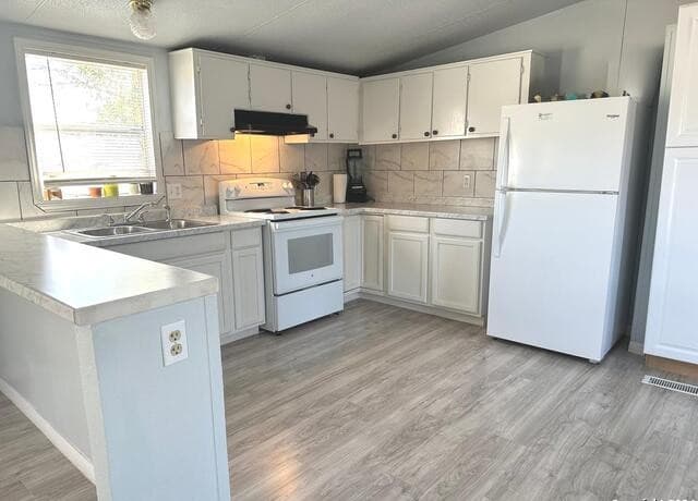 4-bedroom rental at 240 Lakeview in Pleasanton, TX — photo 2