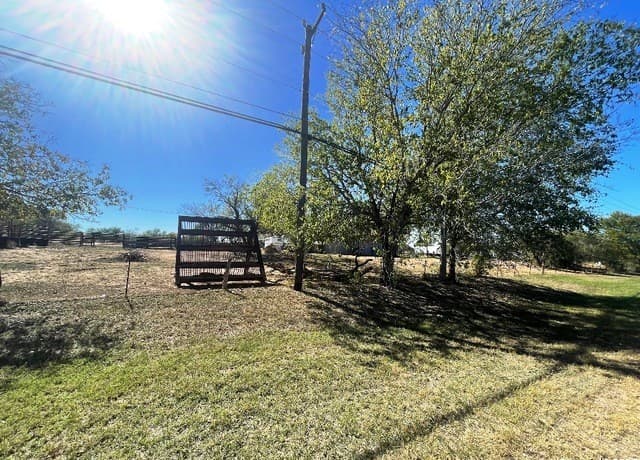 3-bedroom rental at 11612 Loop 107 in Adkins, TX — photo 4