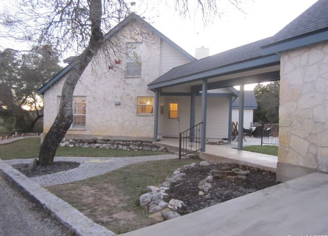 4-bedroom rental at 1100 Madrona Ridge Dr. in Bandera, TX — photo 3