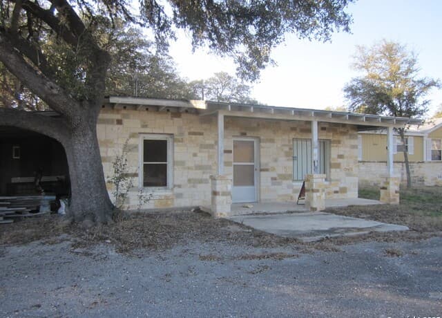 3-bedroom rental at 9303 S Hwy 173 in Bandera, TX — photo 1