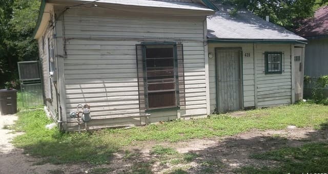 1-bedroom rental at 439 Vine St in San Antonio, TX — photo 3