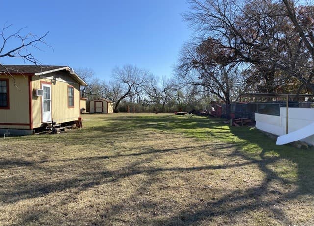 3-bedroom rental at 1506 Hough in Adkins, TX — photo 4