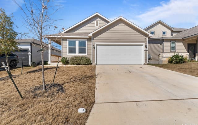 4-bedroom rental at 13229 Hagerd Loop in St Hedwig, TX — photo 2